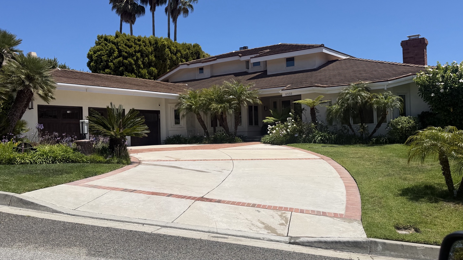 Southern California home with a freshly cleaned driveway